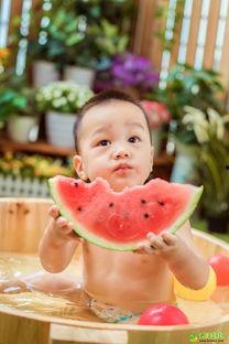 夏日吃瓜周岁照片,记录宝宝甜蜜成长瞬间